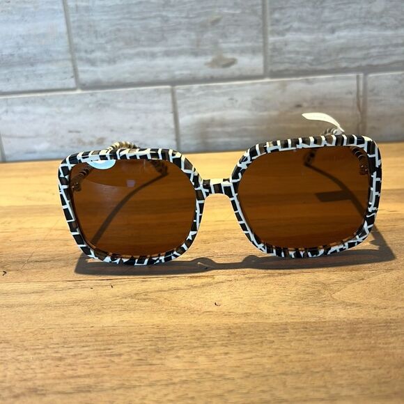 NWT Transparent Janis Polarized Sunglasses Black and White main image 6